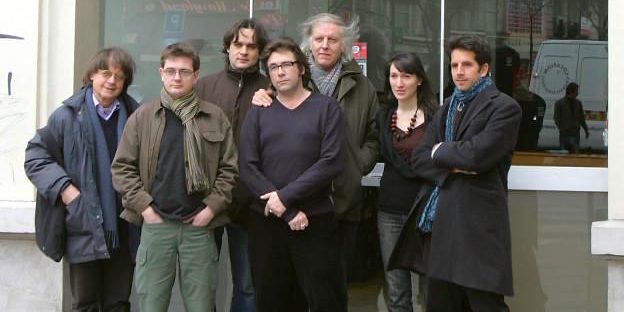 #CharlieHebdo çalışanları dokuz sene önce dergi önünde bu fotoğrafı çektirmişti.