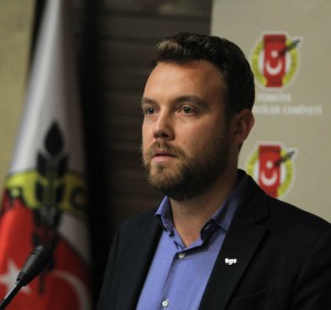 Basın toplantısında konuşan TGS Genel Sekreteri Mustafa Kuleli baskılara karşı sendikalı olma çağrısı yaptı. (Foto: CİHAN)