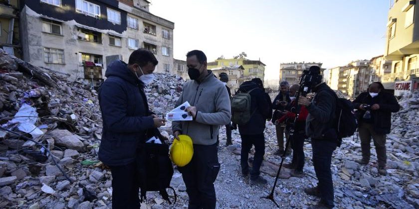 deprem gazeteciler maske